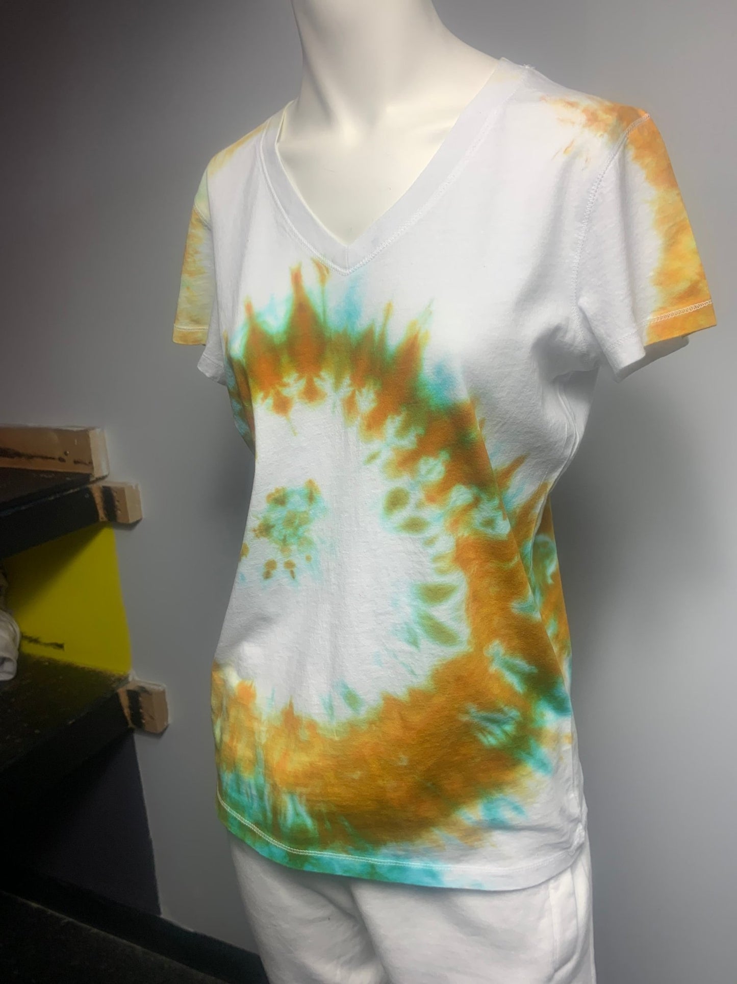 207 Women's V - NECK XL Hibiscus Swirl Shirt - Merlscreations