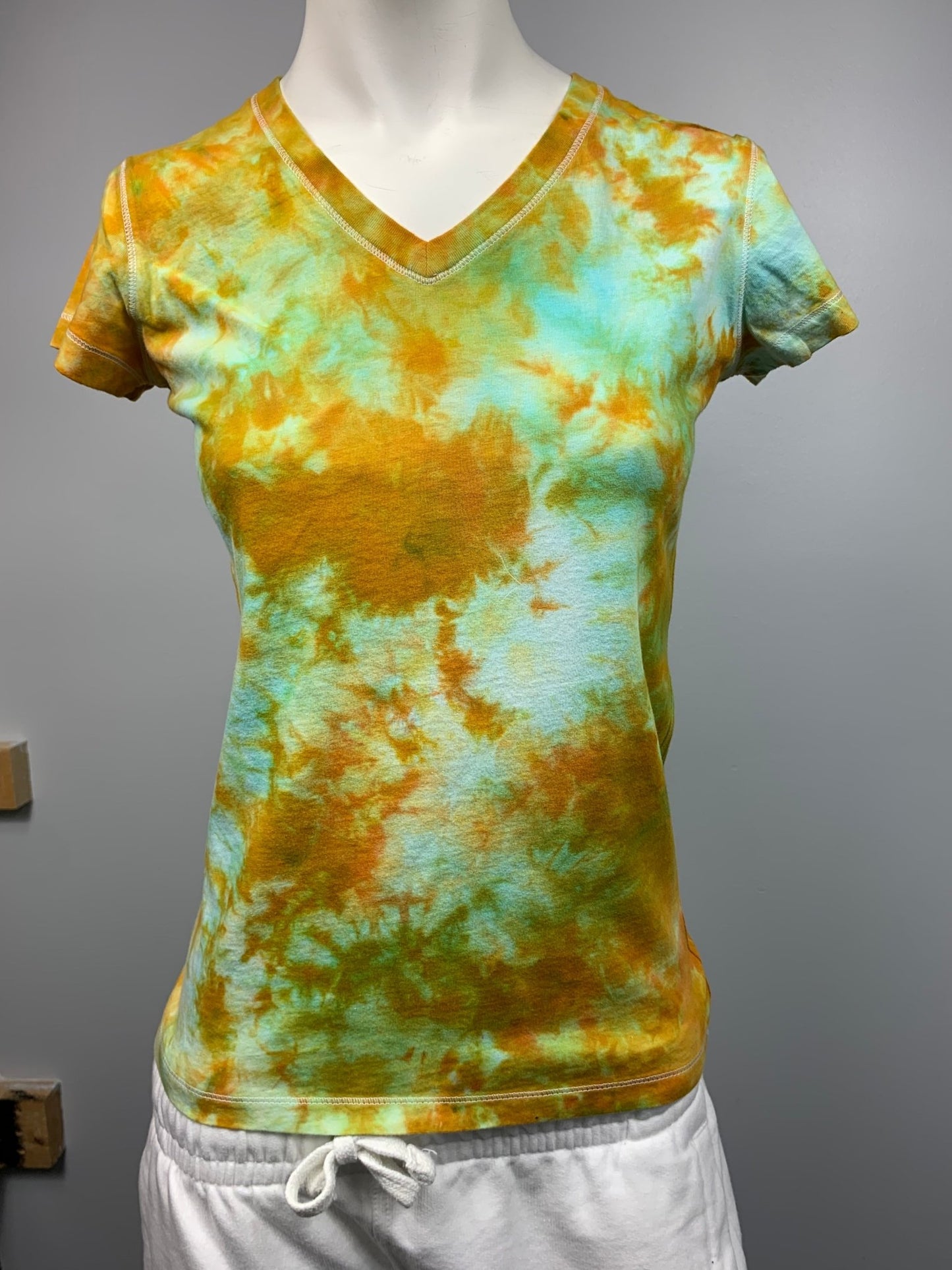 262 Small V-Neck Sun and Ocean