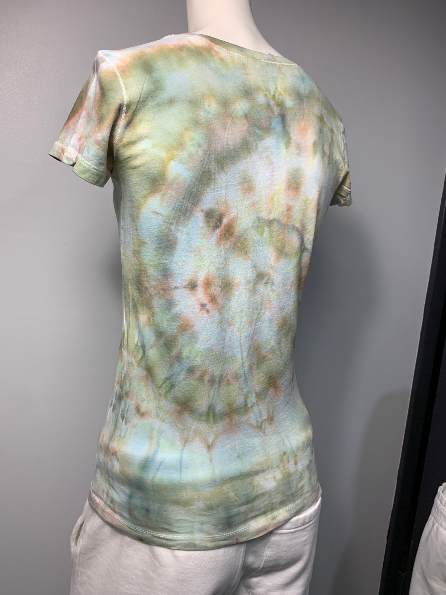 211 Women's SMALL  V-Neck