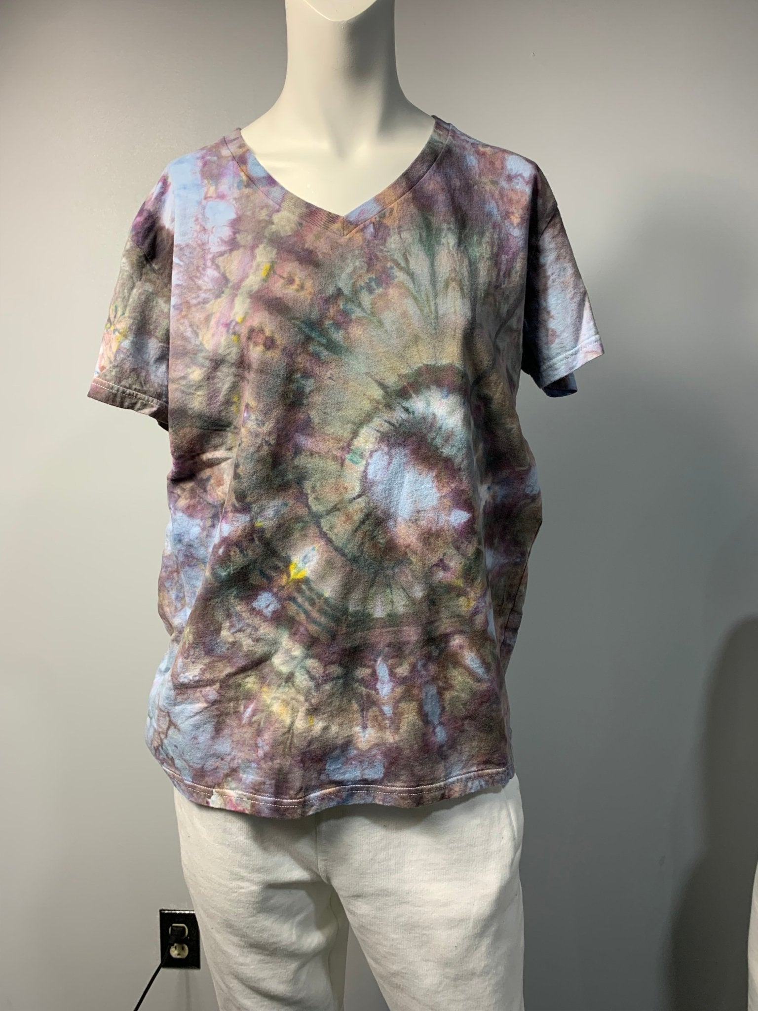 208 XL V-Neck Purple Swirl - Merlscreations