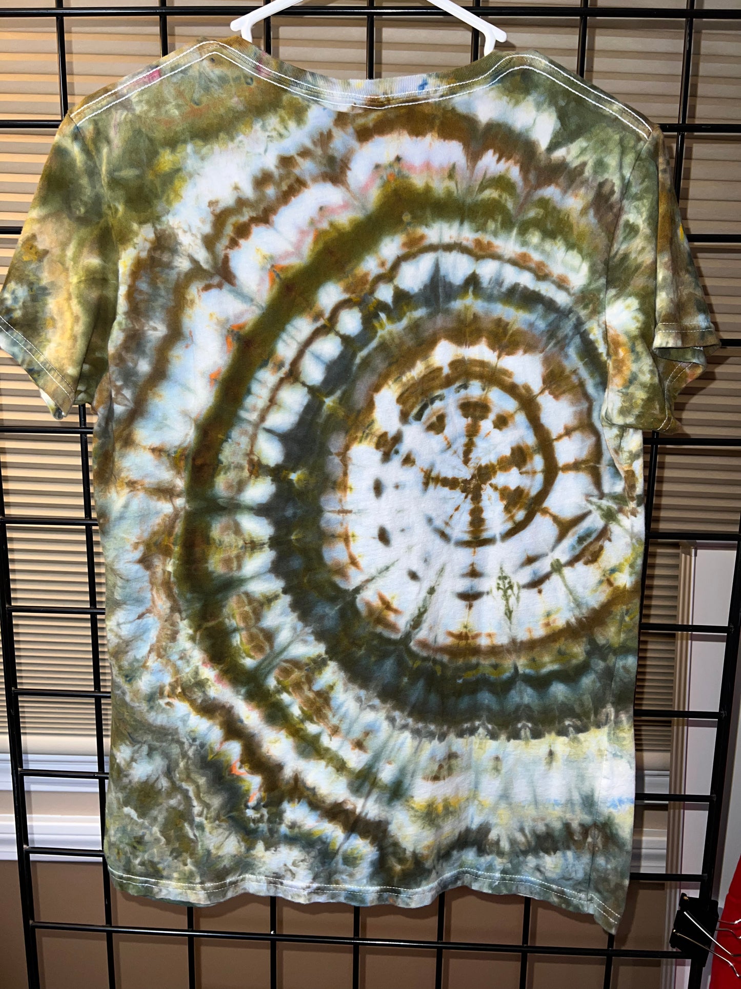 15 Large Earthy Spiral V-Neck Womens